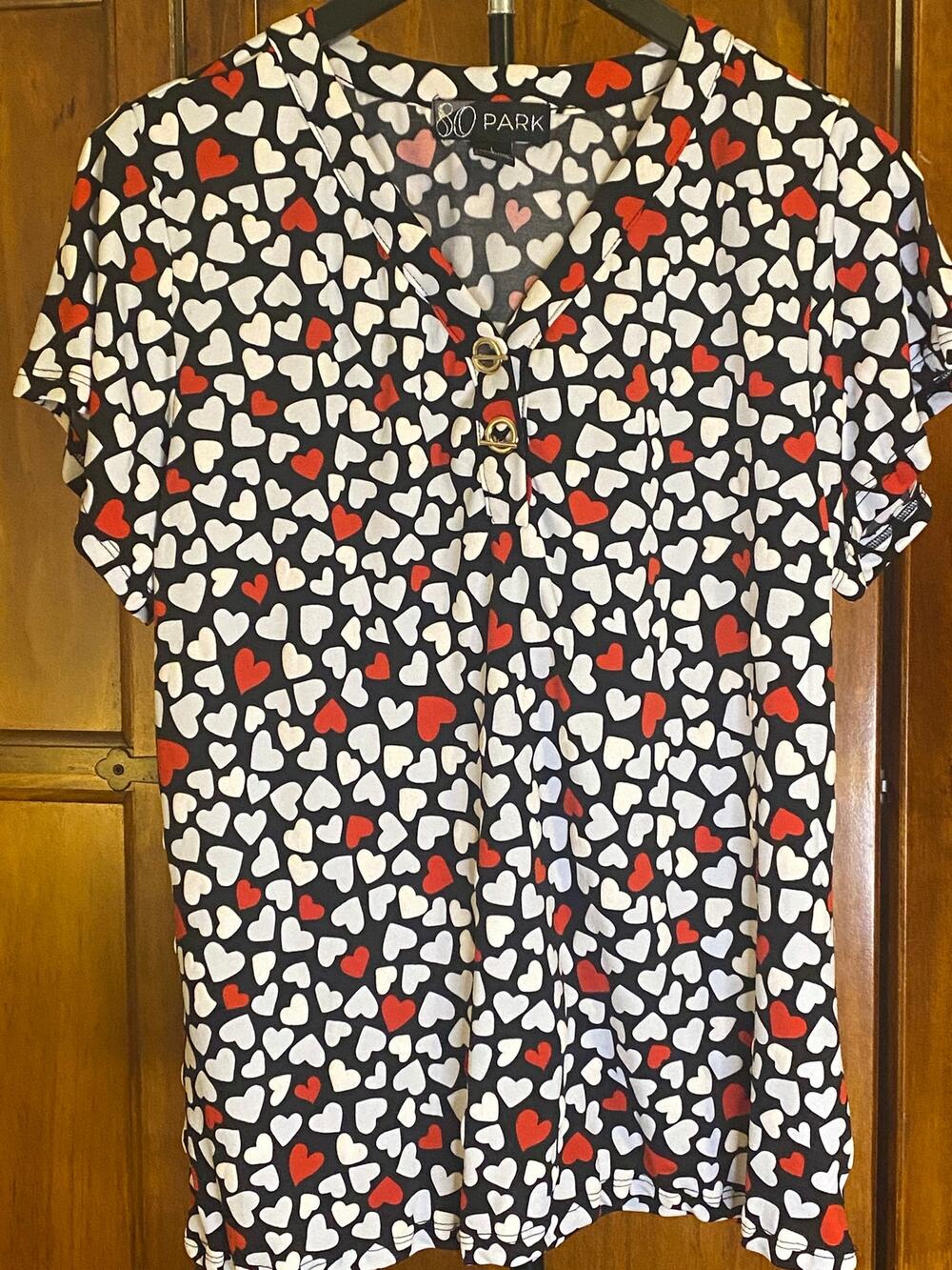 80 Park Women’s Size 1 Black Red White Heart Print Short Sleeve Top